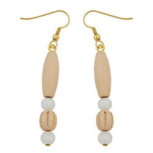 Lade das Bild in den Galerie-Viewer, Ohrhaken Ohrhänger Ohrringe 60mm Holzperle hell und Kunststoffperle weiß-seidenmatt
