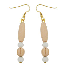 Lade das Bild in den Galerie-Viewer, Ohrhaken Ohrhänger Ohrringe 60mm Holzperle hell und Kunststoffperle weiß-seidenmatt

