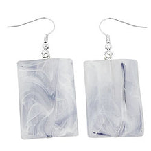 Lade das Bild in den Galerie-Viewer, Ohrhaken Ohrhänger Ohrringe 35x25mm Viereck Kunststoff gewellt weiß-grau glänzend
