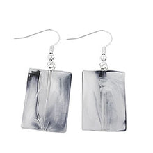 Lade das Bild in den Galerie-Viewer, Ohrhaken Ohrhänger Ohrringe 45x17mm Viereck Kunststoff gewellt weiß-grau

