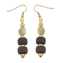 Lade das Bild in den Galerie-Viewer, Ohrhaken Ohrhänger Ohrringe 56x10mm Kunststoff schlamm beige natur
