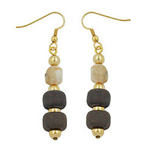 Lade das Bild in den Galerie-Viewer, Ohrhaken Ohrhänger Ohrringe 56x10mm Kunststoff schlamm beige natur
