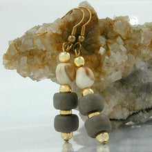 Lade das Bild in den Galerie-Viewer, Ohrhaken Ohrhänger Ohrringe 56x10mm Kunststoff schlamm beige natur
