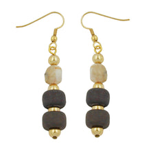 Lade das Bild in den Galerie-Viewer, Ohrhaken Ohrhänger Ohrringe 56x10mm Kunststoff schlamm beige natur
