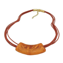 Lade das Bild in den Galerie-Viewer, Kette 54x19mm Anhänger Rohr flach gebogen orange-rostbraun-marmoriert glänzend Kunststoff 45cm
