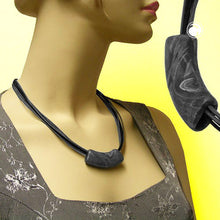 Lade das Bild in den Galerie-Viewer, Kette 54x19mm Anhänger Rohr flach gebogen grau-schwarz-marmoriert matt Kunststoff 45cm
