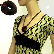 Lade das Bild in den Galerie-Viewer, Kette 52mm Kunststoff Anhänger Amulett braun-marmor metallic Kordel braun und schwarz 55cm
