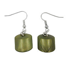 Lade das Bild in den Galerie-Viewer, Ohrhaken Ohrhänger Ohrringe 37x15mm Schrägperle Kunststoff grün-seidig-glänzend

