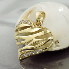 Lade das Bild in den Galerie-Viewer, Anhänger 17x20mm Herz glänzend mit 9 Zirkonias 9Kt GOLD
