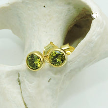 Lade das Bild in den Galerie-Viewer, Ohrstecker Ohrring 4,5mm Zirkonia olivgrün 9Kt GOLD

