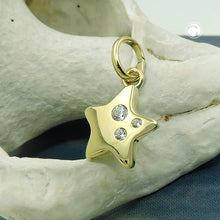 Lade das Bild in den Galerie-Viewer, Anhänger 10x10mm Stern glänzend mit 3 Zirkonias 9Kt GOLD
