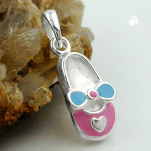 Lade das Bild in den Galerie-Viewer, Anhänger 12x6mm Kinderschuh rosa-hellblau lackiert Silber 925
