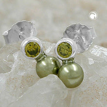 Lade das Bild in den Galerie-Viewer, Ohrstecker Ohrring 7x4mm Zirkonia peridotfarbig Imitatperle olivgrün 925
