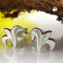 Lade das Bild in den Galerie-Viewer, Ohrstecker Ohrring 7x6mm kleine Blüte mattiert Silber 925
