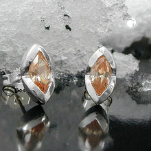 Lade das Bild in den Galerie-Viewer, Ohrstecker Ohrring 11x6mm Zirkonia topas gefärbt spitzoval Silber 925
