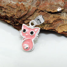 Lade das Bild in den Galerie-Viewer, Anhänger 11x8mm Katze rosa schwarz lackiert Silber 925
