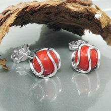 Lade das Bild in den Galerie-Viewer, Ohrstecker Ohrring 7mm aufgearbeitete Koralle rot matt umwickelt Silber 925
