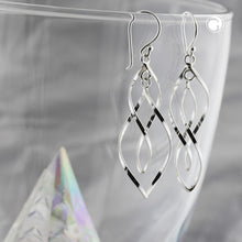 Lade das Bild in den Galerie-Viewer, Ohrhaken Ohrring 45x13mm 2x Spitzoval in sich gedreht glänzend Silber 925
