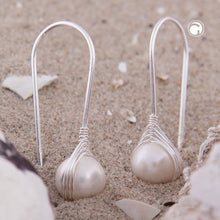 Lade das Bild in den Galerie-Viewer, Ohrhaken Ohrring 28x8mm feststehend eingeflochtene Süßwasserzuchtperle Silber 925
