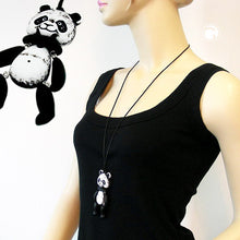 Lade das Bild in den Galerie-Viewer, Kette 9x4x1cm Figur Panda schwarz-weiß matt Kunststoff 80cm
