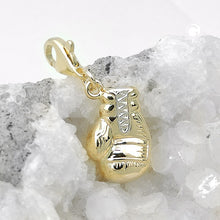 Lade das Bild in den Galerie-Viewer, Anhänger 14x10mm Charm Boxhandschuh bicolor 9 Kt GOLD

